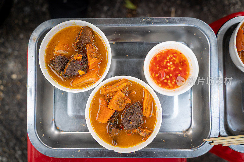越南炖牛肉内脏(pha lau bo):这是越南南部很受欢迎的小吃，越南街头小吃。美食和旅游概念。